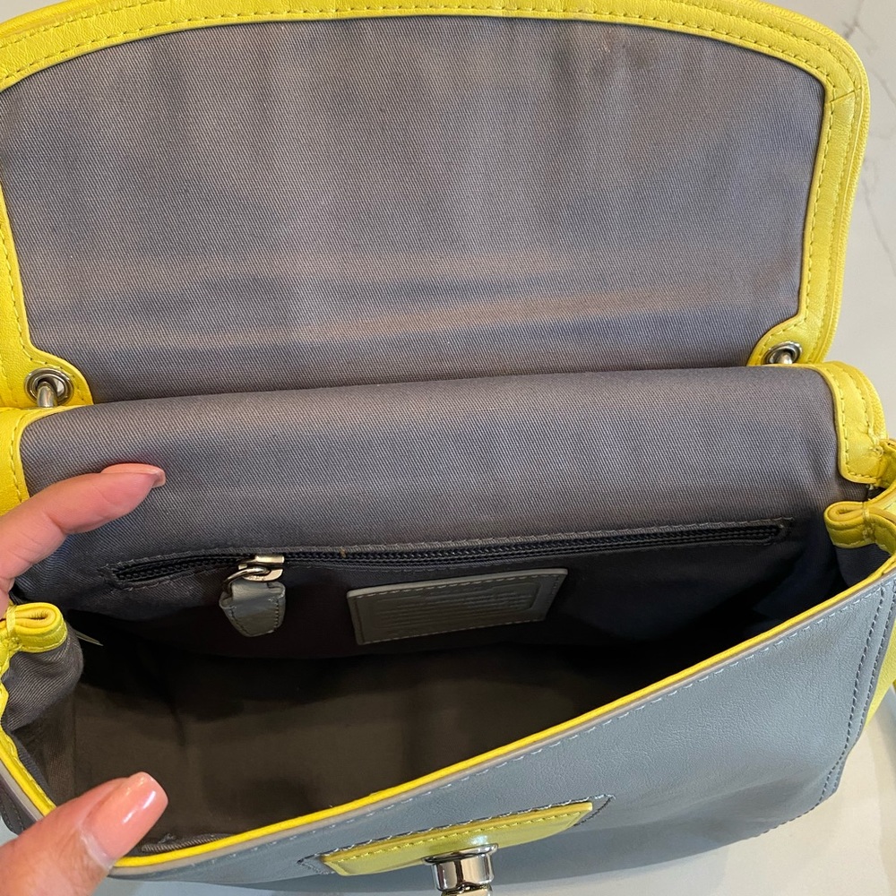 Coach "Legacy" crossbody - Picture 3 of 10